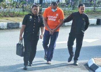 SEORANG penjawat awam dibawah ke Kompleks Mahkamah Seremban di Seremban 2 bagi permohonan reman terhadapnya bagi membantu siasatan kes menyalahguna kedudukan untuk membuat permohonan dan meluluskan pinjaman wang untuk tujuan pendahuluan bagi kerja-kerja membaik pulih Pusat Mengumpul Getah (PMG) sebanyak RM12,000 tahun lalu.-UTUSAN/MOHD. SHAHJEHAN MAAMIN