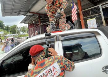 ANGGOTA bomba menyelamatkan seorang kanak-kanak perempuan berusia 18 bulan yang terperangkap dalam pacuan empat roda di Bandar Baru Lipis di Lipis, Pahang.