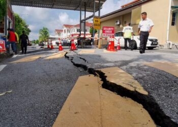 MASALAH keretakan jalan yang membimbangkan penduduk di Taman Sri Kamban, Seremban.-UTUSAN/MOHD. SHAHJEHAN MAAMIN.