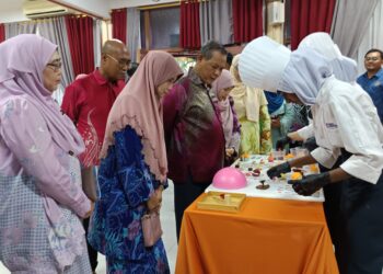 AMINUDDIN Harun dan Yusni (tiga dari kiri) melawat pameran pelajar serta tenaga pengajar pada Majlis Perasmian Gempak TVET Madani KV Dato’ Undang Haji Muhamad Sharip di Rembau hari ini.-UTUSAN/NOR AINNA HAMZAH.