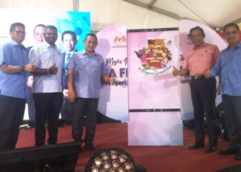 AMINUDDIN Harun (tiga dari kiri) bersama Jalaluddin (dua dari kanan) dan Abdul Rashid (kanan) ketika merasmikan FAMA Fest 2024 @
Negeri Sembilan, di Aeon Mall, Nilai, Seremban hari ini.-UTUSAN/NUR SHARIEZA ISMAIL.