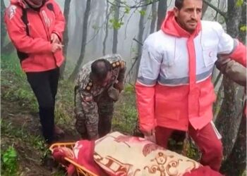 ANGGOTA Bulan Sabit Merah Iran membawa keluar mayat mangsa nahas helikopter dinaiki Presiden Ebrahim Raisi  yang terhempas di kawasan pergunungan berhampiran sempadan Azerbaijan, kelmarin. – AFP/HO/ Iranian Red Crescent
