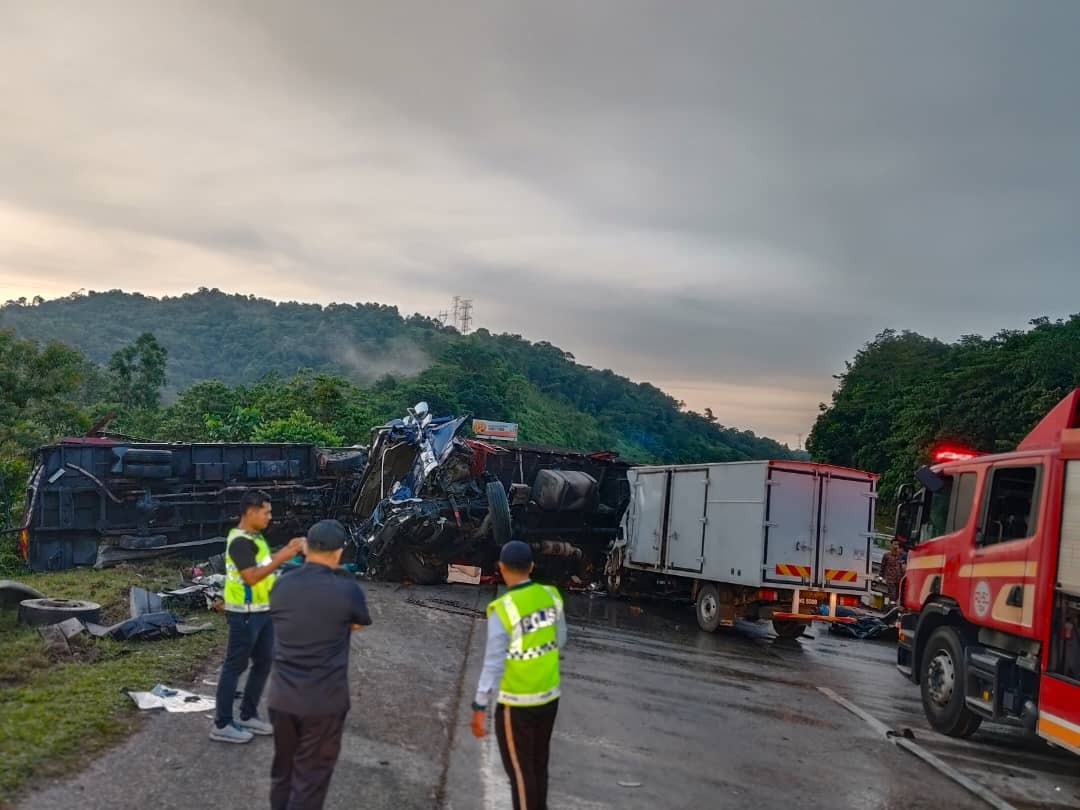 Nahas Tiga Lori, Lebuh Raya Sesak 13 Kilometer