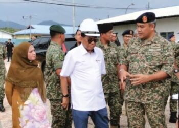 MOHAMED Khaled Nordin (tengah) mendengar penerangan daripada Ketua Pengarah Perkhidmatan Kesihatan, Leftenan Jeneral Datuk (Dr) Zulkeffeli Mat Jusoh ketika melawat tapak projek Poliklinik Kesihatan Angkatan Tentera Malaysia (ATM) Kem Mahkota di Kluang, Johor, semalam.