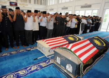 IMAM Mohd Nazri Ali mengetuai solat jenazah dua anggota polis yang terkorban dalam serangan di Balai Polis Ulu Tiram di IPK Johor Bahru semalam.