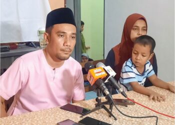 HANAFI Qasim Ahmad (kiri) bersama adik iparnya, Noor Ezuany Jamaluddin ketika sidang akhbar di rumah mereka di Kulim Techno City, Kulim.