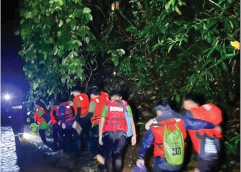 PASUKAN bomba menyelamatkan pendaki yang terkandas akibat kejadian kepala air di Lembah Mak Sina River Trekking, Pantai Makuau, Lahad Datu, Sabah, semalam. – IHSAN BOMBA