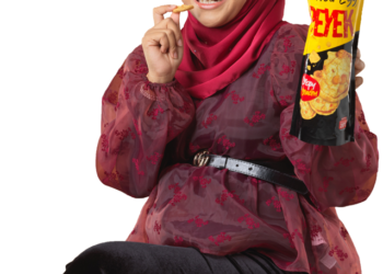 NURAMALINA Ahmad Baharuddin menunjukkan produk keluaran KKMY.