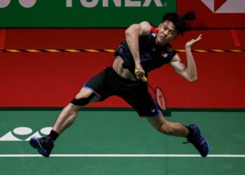 Lee Zii Jia beraksi menentang pemain China, Zhao Jun Heng pada Kejohanan Badminton Malaysia Masters 2024 di Stadium Axiata Arena, Bukit Jalil hari ini. - UTUSAN/SHIDDIEQIIN ZON