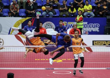 Aksi pemain sepaktakraw kebangsaan, Muhammad Shahalril Aiman Halim melakukan libasan semasa menentang Singapura dalam aksi suku akhir lelaki acara regu Kejohanan Piala Dunia Sepaktakraw ISTAF 2024 di Stadium Titiwangsa, Kuala Lumpur, semalam. Malaysia menang 15-8, 15-9. – UTUSAN/AMIR KHALID