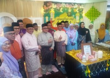 SAARANI Mohamad (tengah) pada Majlis Rumah Terbuka Hari Raya Aidilfitri 2024 warga Bangunan Perak Darul Ridzuan di Ipoh hari ini. - UTUSAN/FADZIL ZAINOL