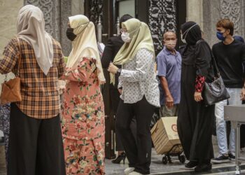 SEBAHAGIAN ahli keluarga bekas penuntut UPNM hadir di Mahkamah Rayuan Putrajaya bagi mengikuti rayuan berkaitan kes kematian Pegawai Kadet Laut universiti itu, Zulfarhan Osman Zulkarnain. UTUSAN/FAIZ ALIF AHMAD ZUBIR