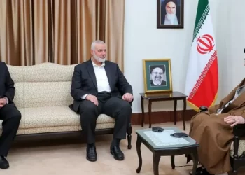 GAMBAR menunjukkan Ayatollah Ali Khamenei (kanan) dan Naib Presiden Iran, Mohammad Mokhber bertindak sebagai Presiden Iran sementara (kiri), bertemu dengan Ketua Kumpulan Hamas, Ismail Haniyeh , di Tehran, semalam. -AGENSI