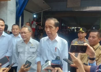 JOKO Widodo (tengah) melawat pasar tradisional Pasar Baru di Kota Karawang, Jawa Barat, semalam.