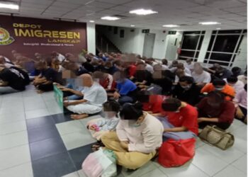 SEBAHAGIAN PATI dari Depot Tahanan Imigresen Langkap, Teluk Intan yang dihantar ke negara asal hari ini. - UTUSAN