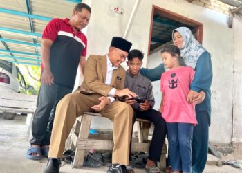 Mohd. Shukri Ramli (dua dari kiri) ketika mengunjungi rumah keluarga Muhammad Irfan Azhar di Kampung Kepala 10, Lomboh, Tambun Tulang, Arau, Perlis, semalam. – UTUSAN/MOHD. HAFIZ 
ABD. MUTALIB