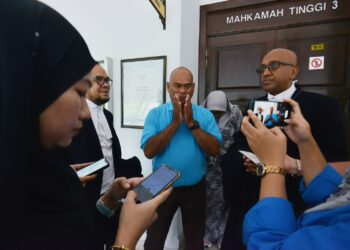 MOHD. Zairil Mohd. Zin (tengah) bersama peguamnya Haresh Mahadevan dan Ramzani Idris selepas keputusan rayuan kes rogol kanak-kanak perempuan berusia empat tahun di Mahkamah Tinggi Seremban hari ini.-UTUSAN/MOHD. SHAHJEHAN MAAMIN.