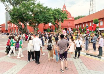 MISI pelaksanaan Zon Bebas Kenderaan ialah mengurangkan kenderaan di sekitar Bangunan Merah atau Stadthuys demi menyelamatkan monumen bersejarah itu daripada kerosakan.