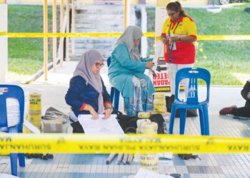 PETUGAS membuat persiapan untuk menghadapi hari mengundi 
PRK Kuala Kubu Baharu di Hulu Selangor, Selangor. – UTUSAN / 
SHIDDIEQIIN ZON