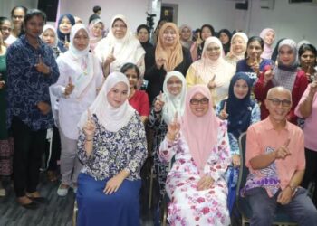 PENGERUSI Jawatankuasa Kebajikan Masyarakat, Pembangunan Wanita Pahang, Datuk Sabariah Saidan (depan, tengah) bersama suri rumah yang menyertai program Suri-Tekno: Ke Arah Suri Rumah Celik Digital Pahang di Temerloh, baru-baru ini. – UTUSAN/SALEHUDIN MAT RASAD