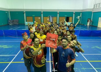 KHAIRUL Azra Ghazali (kiri) menyampaikan cenderamata kepada Abdul Rahman Muhammad dari pasukan Pilihan UIAM sebelum perlawanan sepak takraw persahabatan di Kompleks Sukan Wanita UIAM, Gombak, Selangor, baru-baru ini.