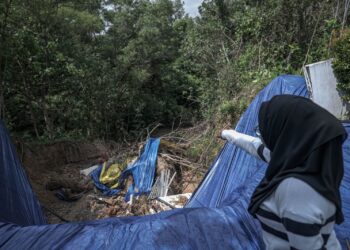 RUNTUHAN tebing di kawasan perumahan mewah Cassia Garden Residence, Cyberjaya merisaukan penduduk kerana kini sudah membentuk kawah sedalam 8 meter. – UTUSAN/FAIZ ALIF ZUBIR