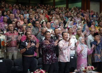 SAIFUDDIN Nasution Ismail (depan, dua dari kiri) dalam Majlis Perhimpunan Bulanan KDN di Putrajaya, semalam.