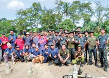 SEBAHAGIAN peserta program  gotong-royong membersihkan Tanah Perkuburan Parit Amal di Kampung Dalam Ayer Baloi, Pontian, Johor, baru-baru ini.