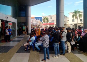 ORANG ramai menunggu giliran bagi urusan pemindahan caruman daripada Akaun Sejahtera ke Akaun Fleksibel di pekarangan pejabat KWSP di Jalan Greentown, Ipoh, Perak, semalam.