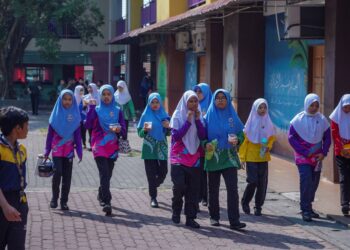 KELONGGARAN untuk memakai baju T kepada pelajar masih berlangsung ketika ini agar mereka lebih selesa sepanjang mengikuti pembelajaran di sekolah.