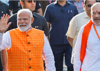 NARENDRA Modi berjalan bersama Amit Shah, Menteri Dalam Negeri India dan pemimpin Parti Bharatiya Janata (BJP) yang memerintah India pada hari beliau mengundi, di luar pusat mengundi semasa fasa ketiga pilihan raya umum, di Ahmedabad, India, hari ini. -REUTERS