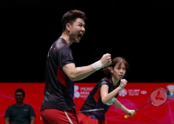 PASANGAN beregu campuran negara, Goh Soon Huat dan Shevon Lai Jemie berjaya menewaskan pasangan senegara Chen Tang Jie-Toh Ee Wei pada aksi separuh akhir Kejohanan Badminton Malaysia Masters 2024, di Stadium Axiata Arena, di sini hari ini. UTUSAN/SHIDDIEQIIN ZON