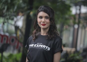 KUALA LUMPUR, 30 APRIL 2024 - Sesi fotografi bersama selebriti, Mimi Lana ketika pelancaran filem The Experts di The Row, Chow Kit di sini hari ini. GAMBAR - AMIR KHALID / PEMBERITA - UTUSAN / KOSMO