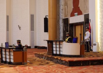 Tunku Mahkota Ismail berkenan menyempurnakan upacara Pembukaan Sidang Dewan Undangan Negeri Johor di Kota Iskandar, Iskandar Puteri, di sini hari ini.