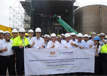 FADILLAH Yusof pada Majlis Pelancaran Projek Kombinasi Pembakaran Biojisim Malakoff Corporation Berhad di Kompleks Tanjung Bin Pontian, Johor Bahru, hari ini. Turut hadir, Ahmad Tajuddin Ali dan Anwar Syahrin Abdul Ajib. - UTUSAN/RAJA JAAFAR ALI 