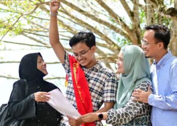 PELAJAR, Amir Hariz (dua, kiri) ditemani ibunya, Yanti Erana Jalil dan bapa, Amir Mohd. Hafiz Amir Khalid serta neneknya, Arpah Othman, meraikan keputusan cemerlang SPM 2023 di pekarangan Masjid Hidayah Kampung Banggol Mempelam, Terengganu, semalam. 
– UTUSAN/PUQTRA HAIRRY