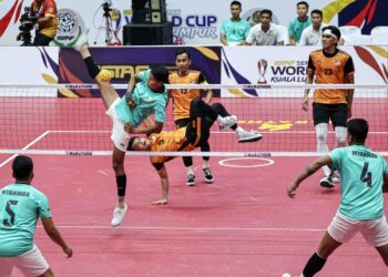 Aksi pemain kebangsaan, Mohammad Syahir Mohd, Rosdi, Mohamad Azlan Alias dan Farhan Adam menentang Myanmar dalam perlawanan separuh akhir acara regu Kejohanan Piala Dunia Sepaktakraw ISTAF 2024 di Stadium Titiwangsa, Kuala Lumpur, semalam. – UTUSAN/AMIR KHALID