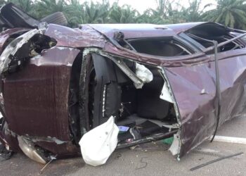 KEADAAN Perodua Alza dinaiki enam penuntut Universiti Malaysia Terengganu yang terlibat dalam kemalangan di Kilometer 312.4, LPT2, berhampiran Kijal, Kemaman, semalam.