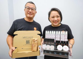 CHAN S.H (kiri) dan Priscilla Ooi bersama rangkaian produk kosmetik 
dan penjagaan wajah Qaler Cosmetic. – UTUSAN/FARIS RUSADIO