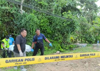 ANGGOTA polis mengangkat mayat seorang lelaki yang ditemukan terapung di Sungai Linggi dekat Paroi, Seremban pada 27 April lalu.