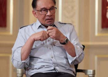 ANWAR Ibrahim dalam Program Soal Jawab Perdana Menteri yang disiarkan menerusi saluran televisyen arus perdana malam ini. -BERNAMA