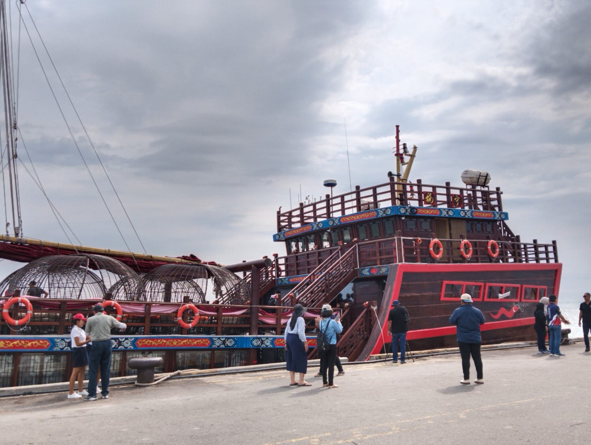 Kapal tradisional terbesar dunia berlabuh di Melaka