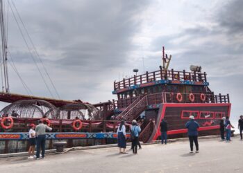 KAPAL Layar Tradisional Fu Ning berlabuh selama tujuh hari bermula semalam di Jeti Pelabuhan Tanjung Bruas, Melaka. - UTUSAN/MUHAMMAD SHAHIZAM TAZALI