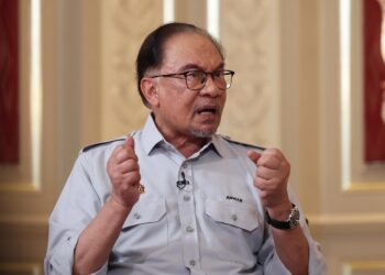 ANWAR Ibrahim dalam Program Soal Jawab Perdana Menteri yang disiarkan menerusi saluran televisyen arus perdana malam ini. -BERNAMA