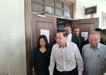LIM Guan Eng (tengah) dan Betty Chew (kiri) ditemani Lim Kit Siang (kanan) ketika di Mahkamah Tinggi Pulau Pinang, di George Town, hari ini.