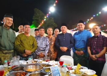 MUHAMAD Zaki Harun (tiga kanan) meraikan tetamu yang hadir pada Majlis Sambutan Warna Warni Aidilfitri di IPD Pasir Mas, Kelantan malam tadi-UTUSAN/ROHANA ISMAIL