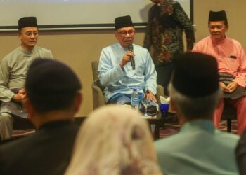 ANWAR Ibrahim (duduk, tengah) ketika mengadakan pertemuan bersama pemimpin masyarakat di sebuah hotel di Seberang Jaya, Pulau Pinang