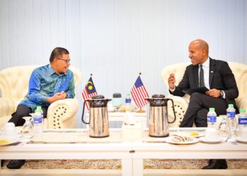 MENTERI Dalam Negeri, Datuk Seri Saifuddin Nasution Ismail ketika dalam pertemuan dengan Setiausaha Perbendaharaan Amerika Syarikat, Brian Nelson di Kementerian Dalam Negeri, Putrajaya semalam.