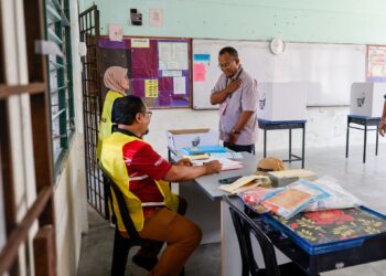 Calon Perikatan Nasional, Khairul Azhari Saut melawat pusat mengundi pada Pilihan Raya Kecil dun Kuala Kubu Baharu, di SMK Ampang Pecah, di sini hari ini. - utusan / SHIDDIEQIIN ZON