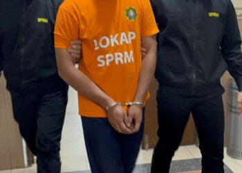 SEORANG lelaki (tengah) yang menyamar sebagai pegawai kerajaan untuk meminta dan menerima suapan berhubung kes mengubah laporan kimia direman selama tujuh hari oleh Mahkamah Majistret George Town bagi membantu siasatan.